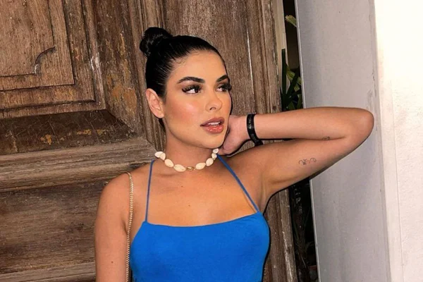 Munik Nunes usando roupa azul e colar - Metrópoles