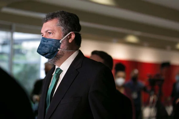 Ernesto Araújo diz que foi demitido após pressão do Senado