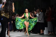 Jennifer Lopez em desfile da Versace com vestido histórico Jennifer Lopez em desfile da Versace com vestido histórico