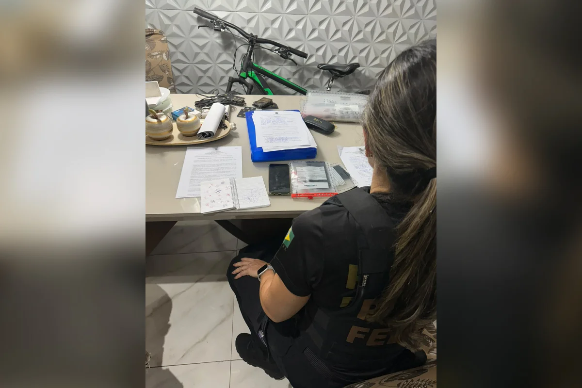 PF prende jovem de 19 anos com máscara e caderno de desenhos nazistas - imagem 2 PF prende jovem de 19 anos com máscara e caderno de desenhos nazistas - imagem 2