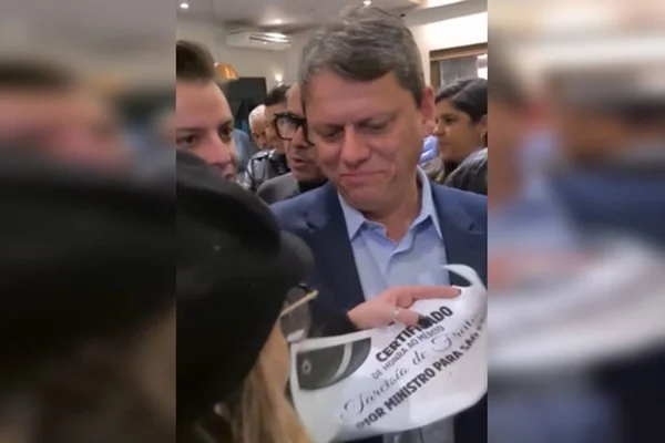 Vídeo. Tarcísio de Freitas é agraciado em SP, mas recebe outro diploma