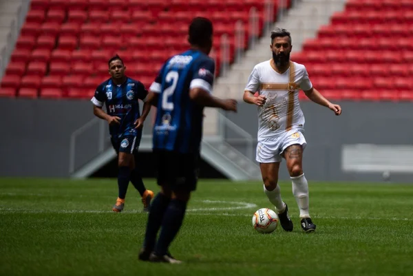 Douglas com a camisa branca do Brasiliense