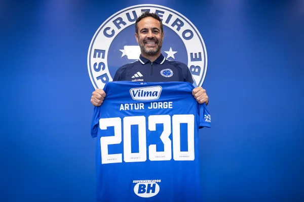 Cruzeiro anuncia renovação com Artur Jorge após quatro jogos