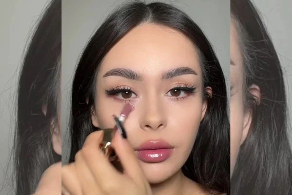 influencer aplicando blush nas olheiras