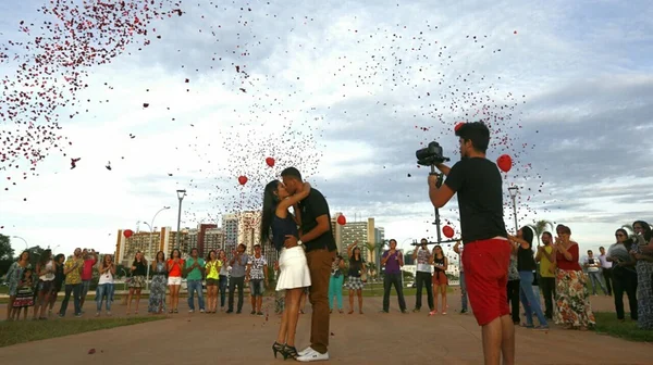 Rapaz organiza flash mob na Torre de TV para pedir a namorada em casamento. Veja vídeo