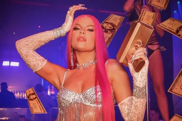 Luísa Sonza no clipe da música Braba