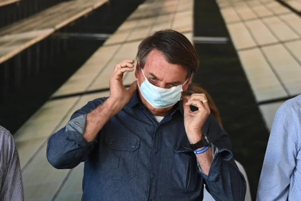 Bolsonaro volta a defender que médicos receitem cloroquina: “Cabe a vocês”