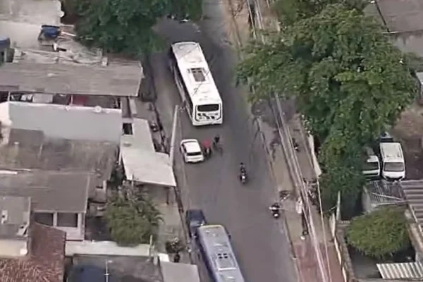Imagem colorida de ônibus