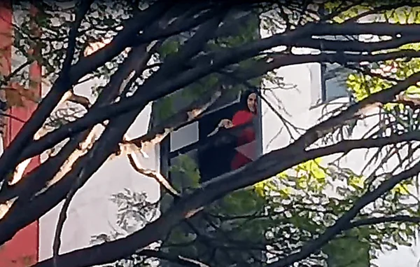 Paola diarista na janela do apartamento onde cometeu o duplo latrocínio