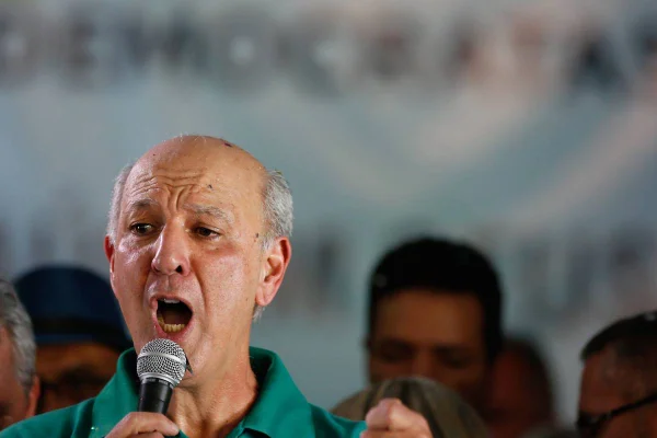 Homem discursa em microfone