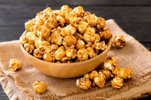 Pipoca de doce de leite em um potinho e um pano em baixo
