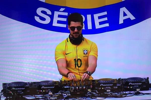 DJ brasiliense Alok comanda festa de abertura do Campeonato Brasileiro