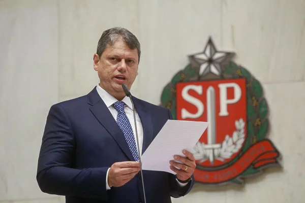 policiais policial foto colorida do governador de São Paulo, Tarcísio de Freitas, atrás de um brasão do governo paulista - Metrópoles