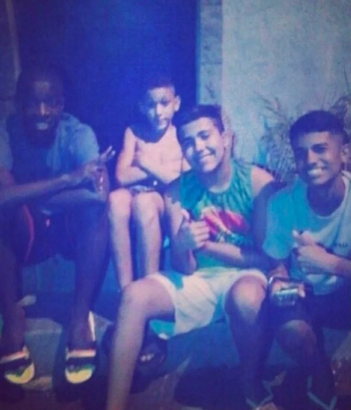 Vini Jr. com amigos de infância. Vini Jr. com amigos de infância.