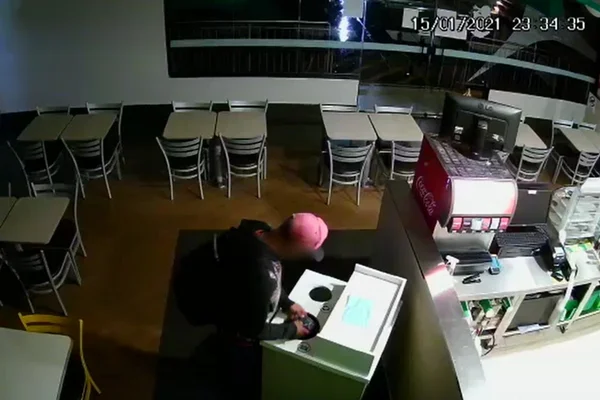 Homem roubando loja do Subway