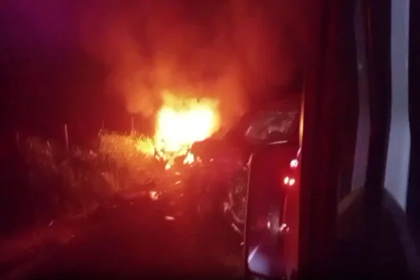 Imagem colorida, carro pegando fogo - Metrópoles