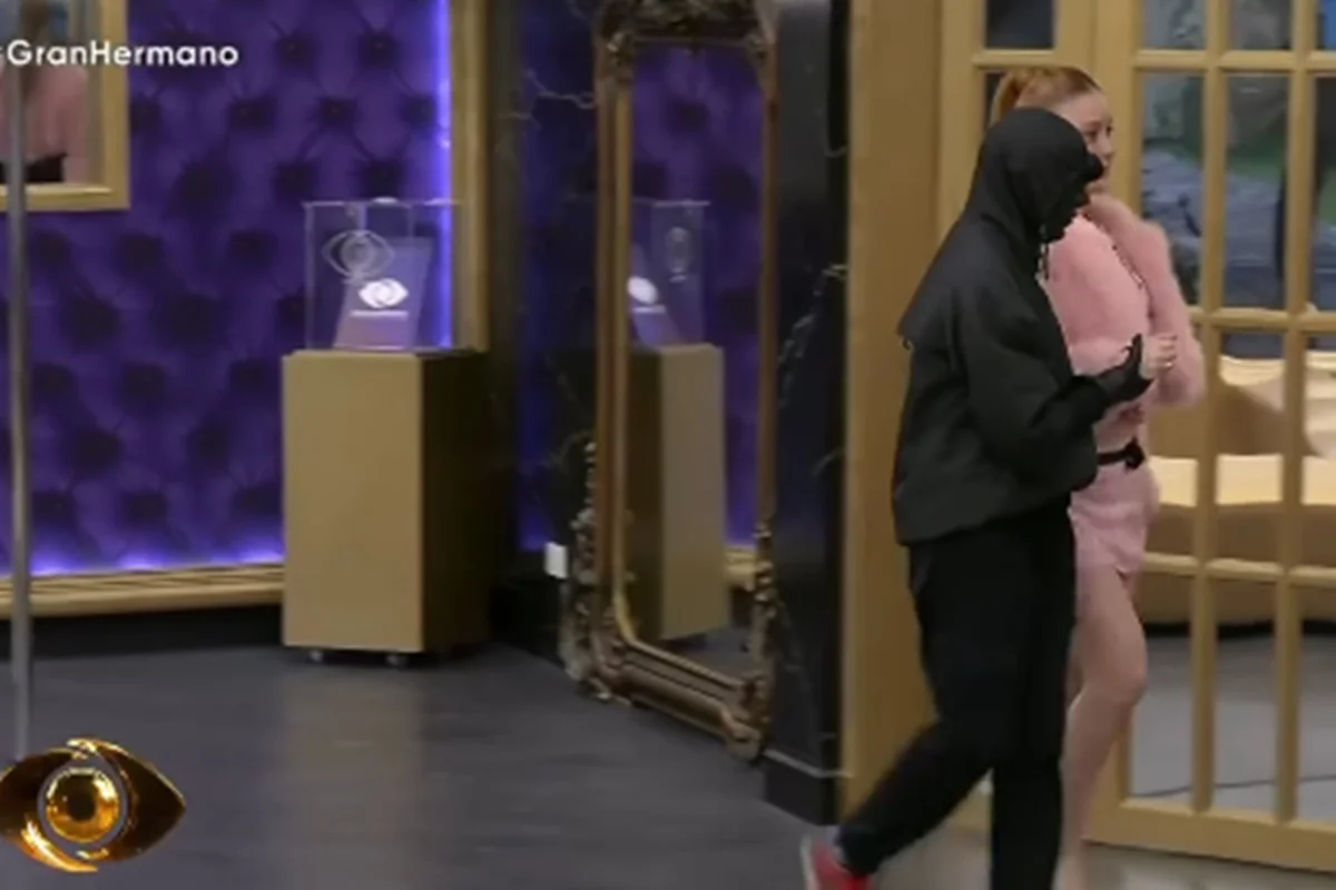 Brasileira foi retirada do reality Brasileira foi retirada do reality