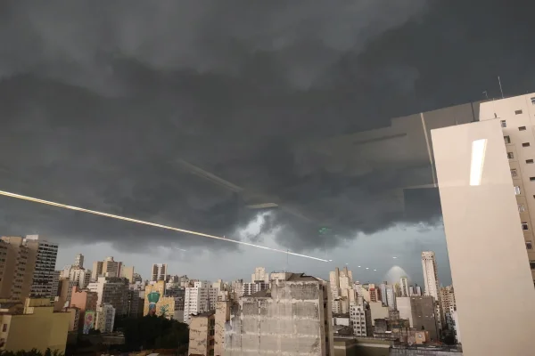 Imagem colorida de céu com nuvens carregadas de chuva. Metrópoles