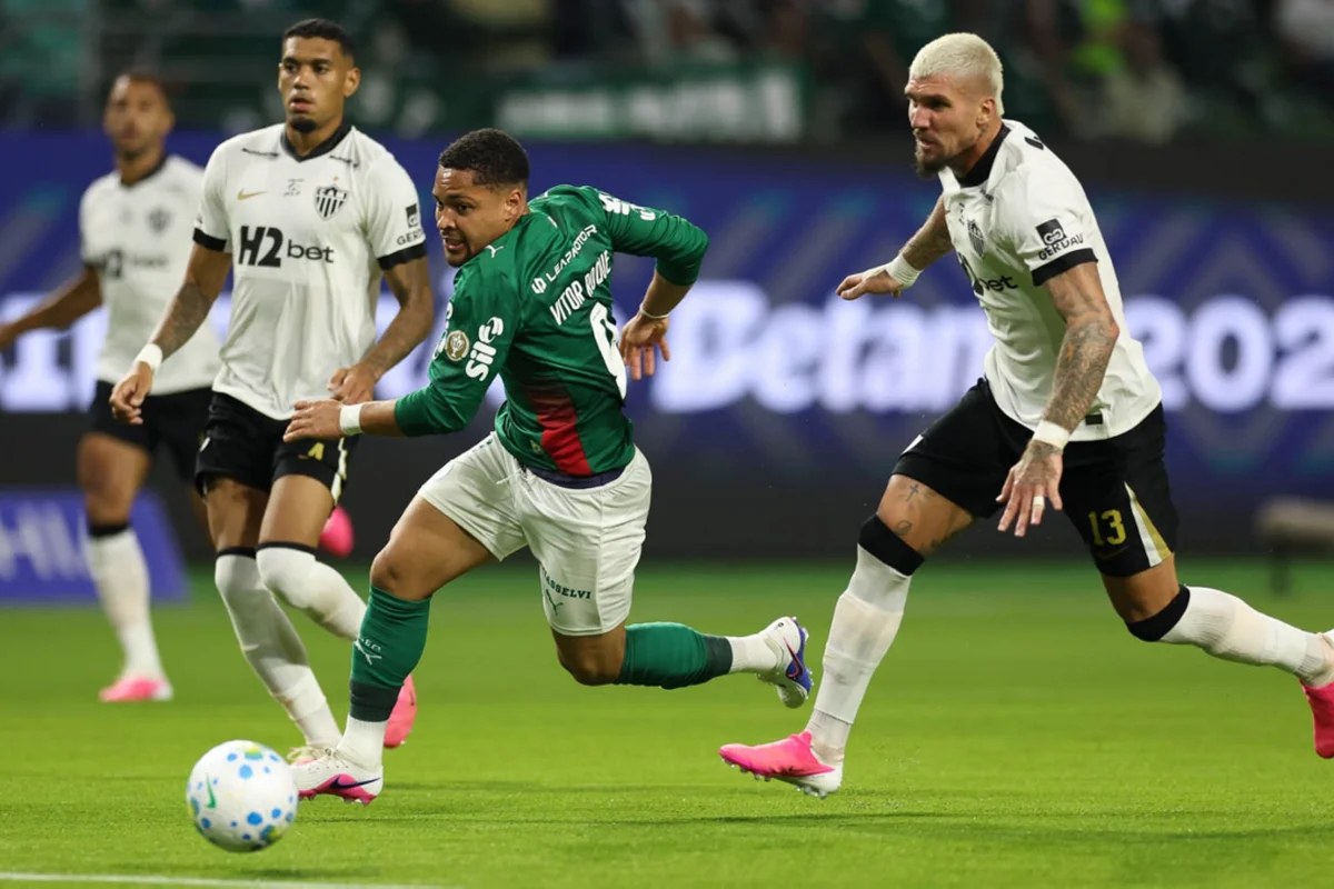 Vitor Roque provoca Lyanco após discussão em derrota no Brasileirão