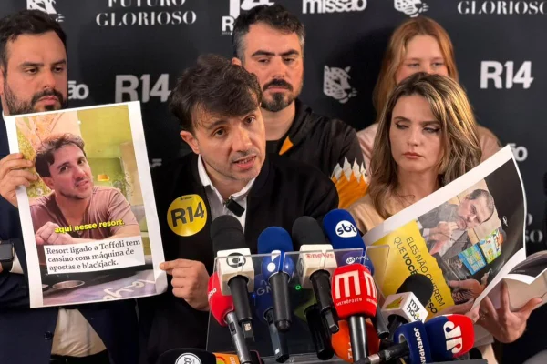 Imagem colorida mostra Renan Santos concedendo entrevista coletiva - Metrópoles