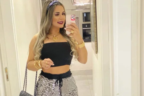 Deolane Bezerra faz selfie no espelho - Metrópoles