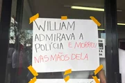 Familiares fizeram cartazes e grudaram as manifestações nas portas da capela Familiares fizeram cartazes e grudaram as manifestações nas portas da capela
