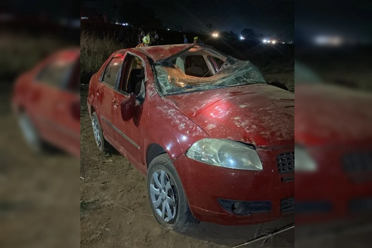 Homem morre após capotar carro Homem morre após capotar carro
