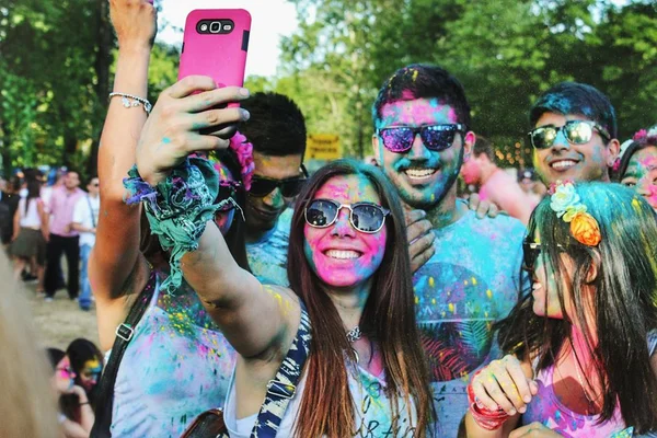 Jovens que fazem selfies têm mais chance de ter piolhos. Entenda