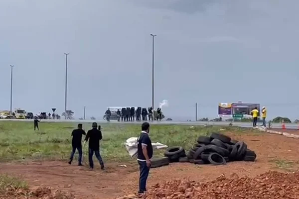 Tropa de choque da PRF é chamada para conter bloqueio na BR-040