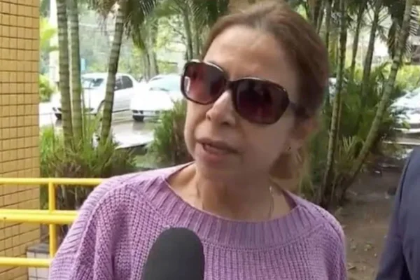Imagem colorida, defensora pública aposentada dando entrevista - Metrópoles
