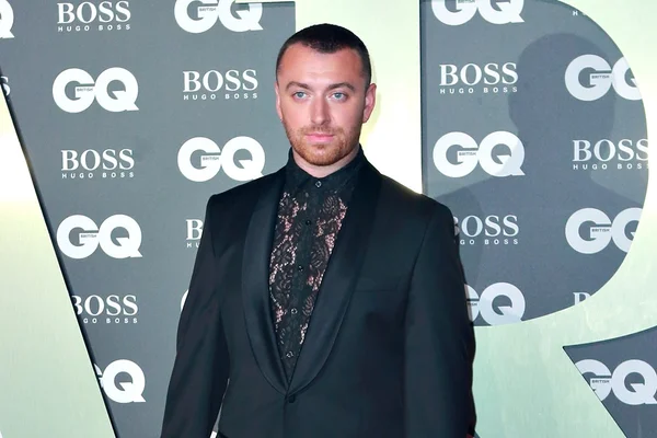 Sam Smith surge de salto alto em red carpet do prêmio Homem do Ano