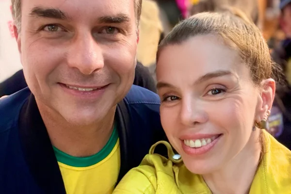 Ex-VJ da MTV Penélope Nova e Flávio Bolsonaro