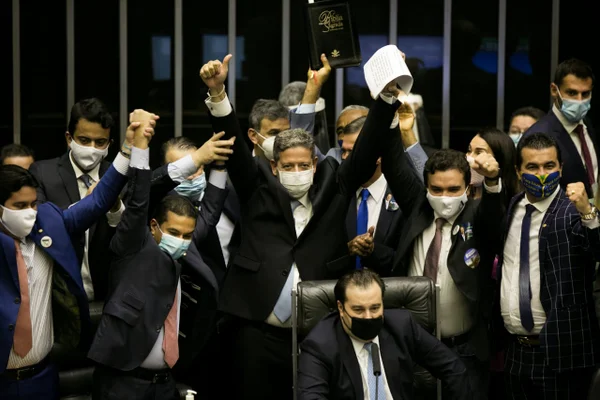 Com apoio de Bolsonaro, Arthur Lira, do PP, é eleito presidente da Câmara