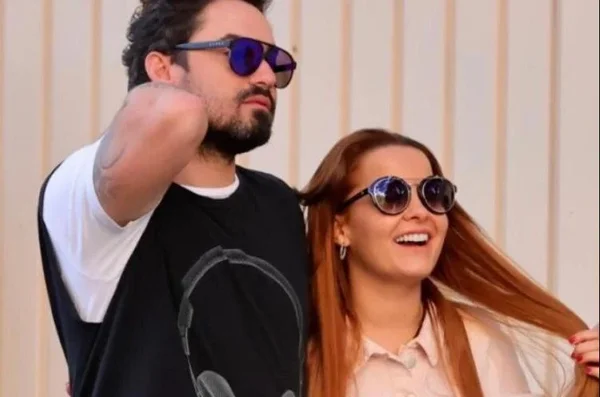 Na imagem colorida, um homem e uma mulher estão posicionados no centro
