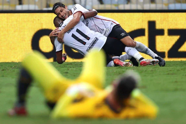 Athletico-PR faz 3 x 0 no Flamengo e é finalista da Copa do Brasil
