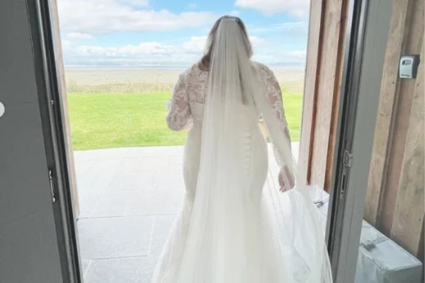 Noiva é traída antes de casamento e decide fazer a cerimônia sozinha