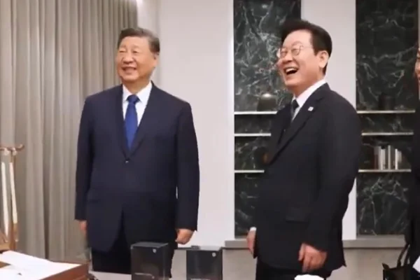Imagem colorida do presidente da China e do presidente da Coreia do Sul