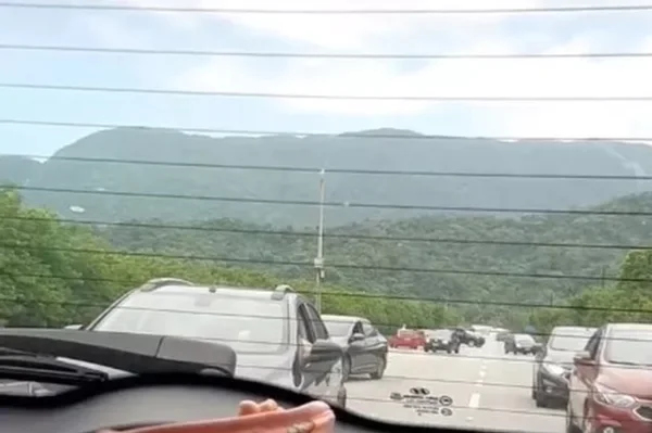 Motoristas fogem pela contramão ao perceberem assalto em rodovia