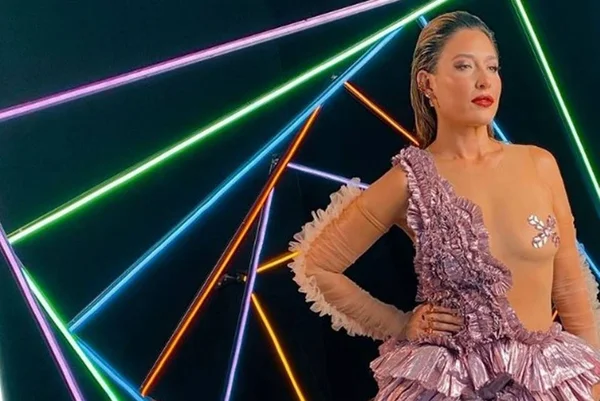 Giselle Itié perde seguidores após posar com parte do seio à mostra