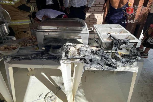 Foto colorida de buffet queimado