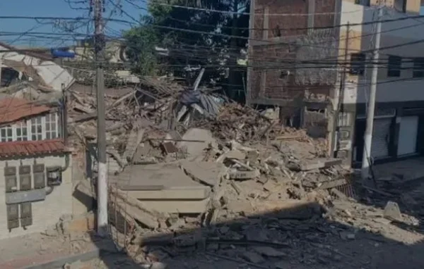 Prédio de três andares desaba em Vila Velha