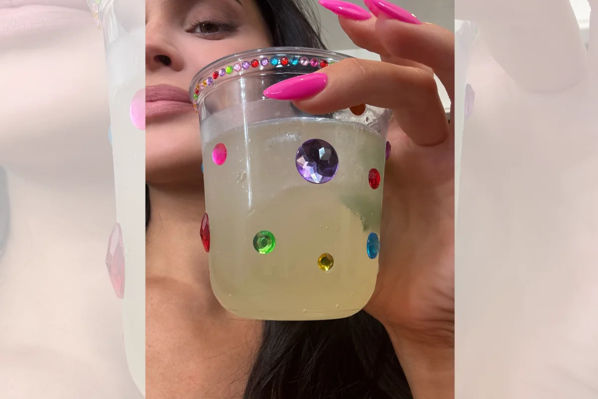 Os convidados bebiam em copos de plástico decorados com strass Os convidados bebiam em copos de plástico decorados com strass