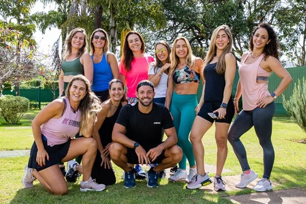 Carol Borges celebra aniversário com as amigas em manhã fitness