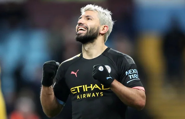 Aguëro bate recorde, Manchester City goleia e sobe para 2º