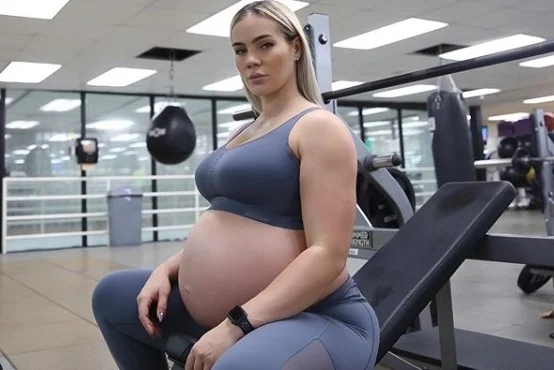 Desesperada pela boa forma, mulher treina pesado durante trabalho de parto