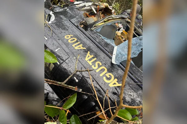 Imagem colorida de helicóptero destruído após queda no interio de São Paulo. Metrópoles