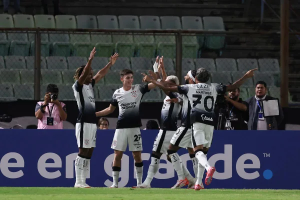 imagem colorida de jogadores do Corinthians em comemoração - Metrópoles