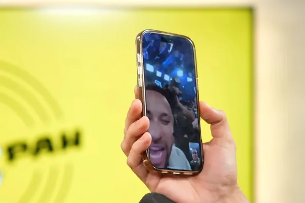 Imagem colorida de Neymar aparecendo em chamada de vídeo durante o PodPah