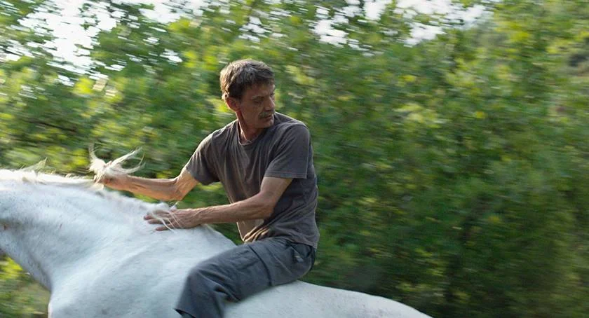 <b>Western</b>. No longa da alemã Valeska Grisebach – consultora de roteiro no elogiado Toni Erdmann (2017) –, um grupo de trabalhadores germânicos assume obras em uma cidadezinha rural da Bulgária e entra em conflito com os locais. Uma poderosa crônica sobre barreiras culturais na Europa contemporânea. <a href="https://www.youtube.com/watch?v=VUrgm2ng-h4" target="_blank">Veja trailer</a> <b>Western</b>. No longa da alemã Valeska Grisebach – consultora de roteiro no elogiado Toni Erdmann (2017) –, um grupo de trabalhadores germânicos assume obras em uma cidadezinha rural da Bulgária e entra em conflito com os locais. Uma poderosa crônica sobre barreiras culturais na Europa contemporânea. <a href="https://www.youtube.com/watch?v=VUrgm2ng-h4" target="_blank">Veja trailer</a>
