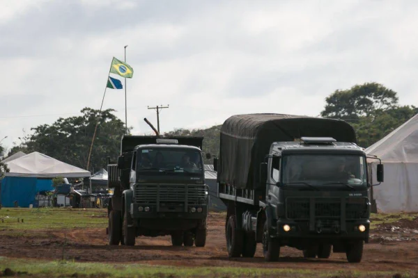 Acampamento bolsonarista no QG do Exército com movimentação de forças de seguranças. Elas recuaram no plano de retirar a estrutura - Metrópoles